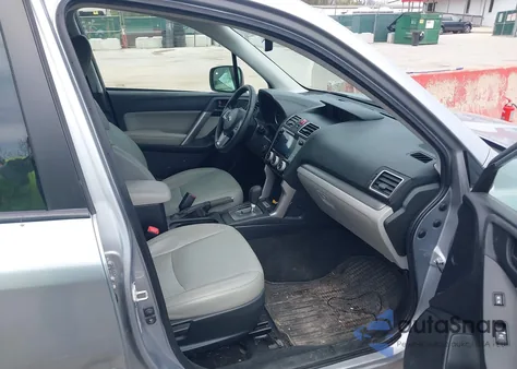 2017 Subaru Forester 2.5I Premium z USA, uszkodzony, nr VIN JF2SJAEC2HH402776